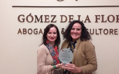 Mª Eugenia Gómez de la Flor recibe el “Welcome Pack» como patrocinadores de los #PremiosEVAP